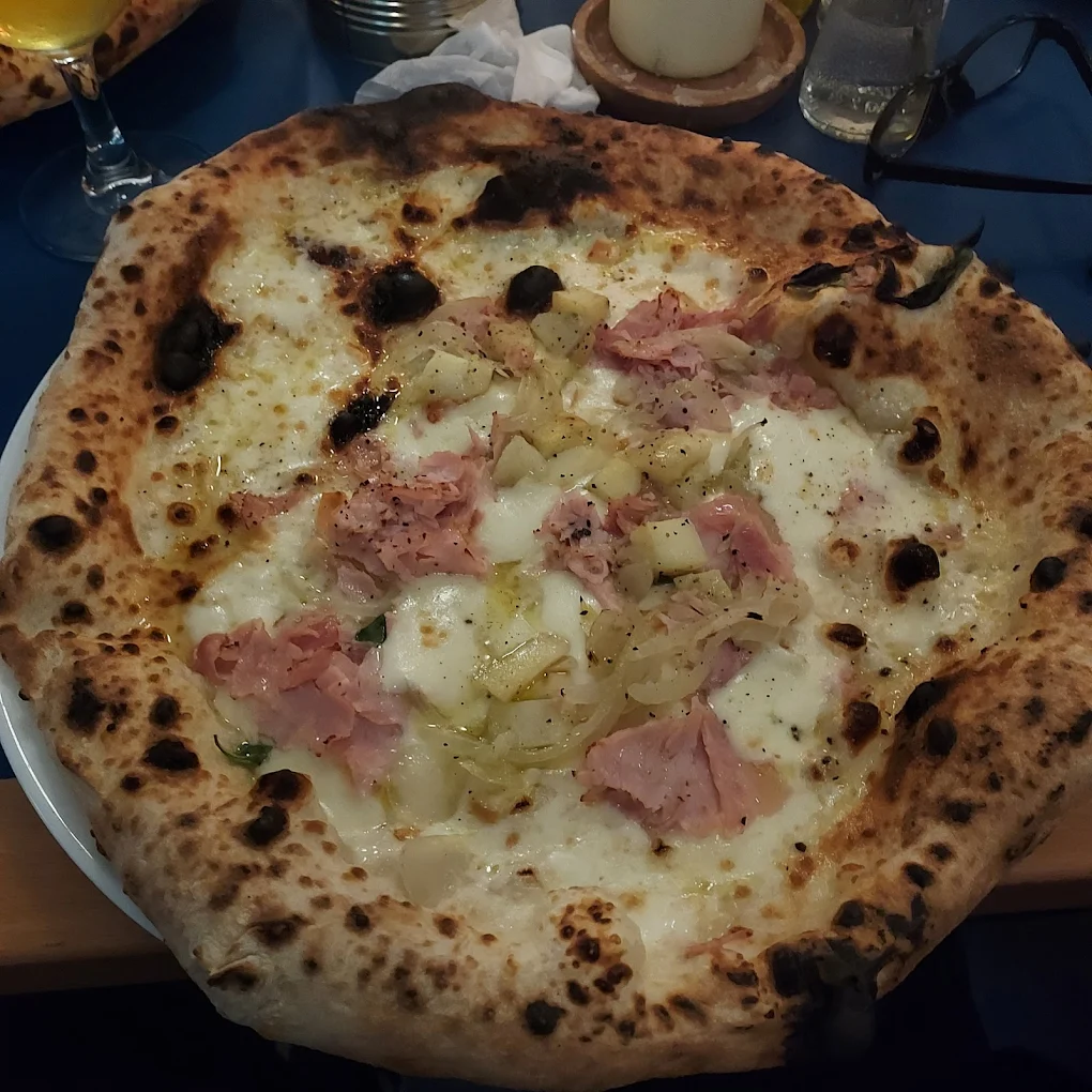 Wood fired pizzas that glow - before SnackSnap AI enhancement